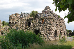 "La Ŝtono kaj malantaŭe la groto de Egeria ("Der Stein" und im Hintergrund die Grotte der Egeria)