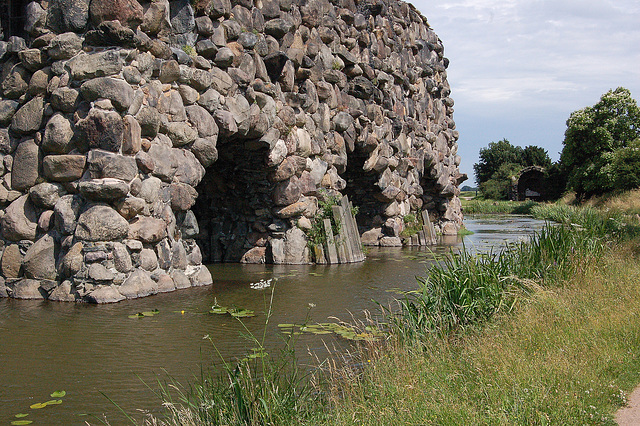 Grotoj de la artifika vulkano (Grotten des künstlichen Vulkanes)