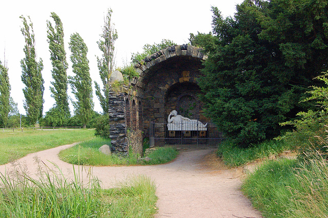 Groto de Egeria, fonto-nimfo de la parko Vorlico (Grotte der Egeria, die Quellnymphe des Parkes Wörlitz) )