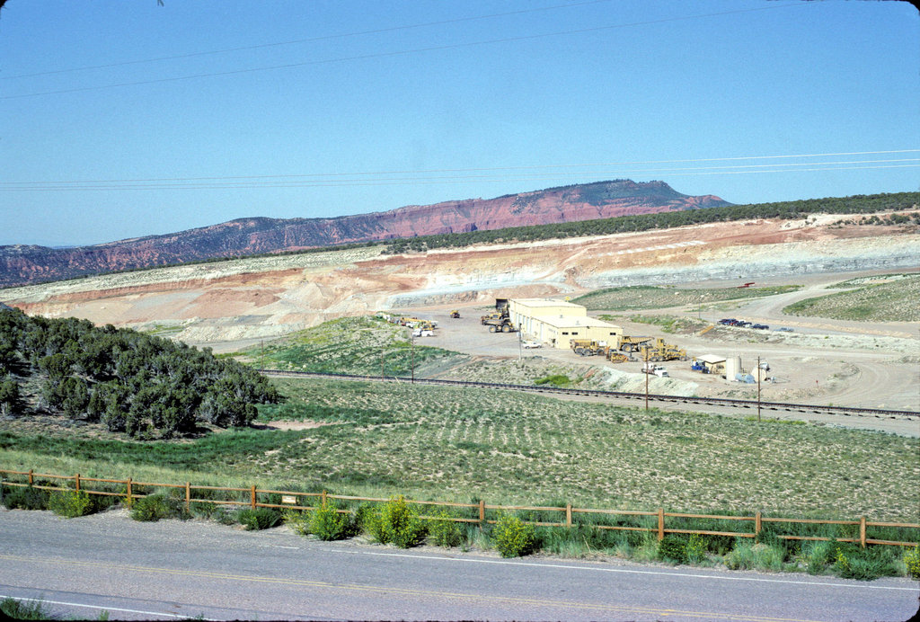 2-09-phosphate_mine_near_Vernal_UT_adj