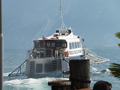 Limone. Die 'Freccia delle Riviere' hat abgelegt und nimmt Fahrt auf Richtung Malcesine.  ©UdoSm