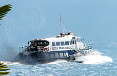 Limone. Langsam nimmt die 'Freccia delle Riviere' Fahrt auf und hebt sich aus dem Wasser. ©UdoSm