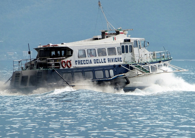 Limone. Mit zunehmender Geschwindigkeit hebt sich das Schnellboot auf die Tragflügel unter dem Rumpf. ©UdoSm