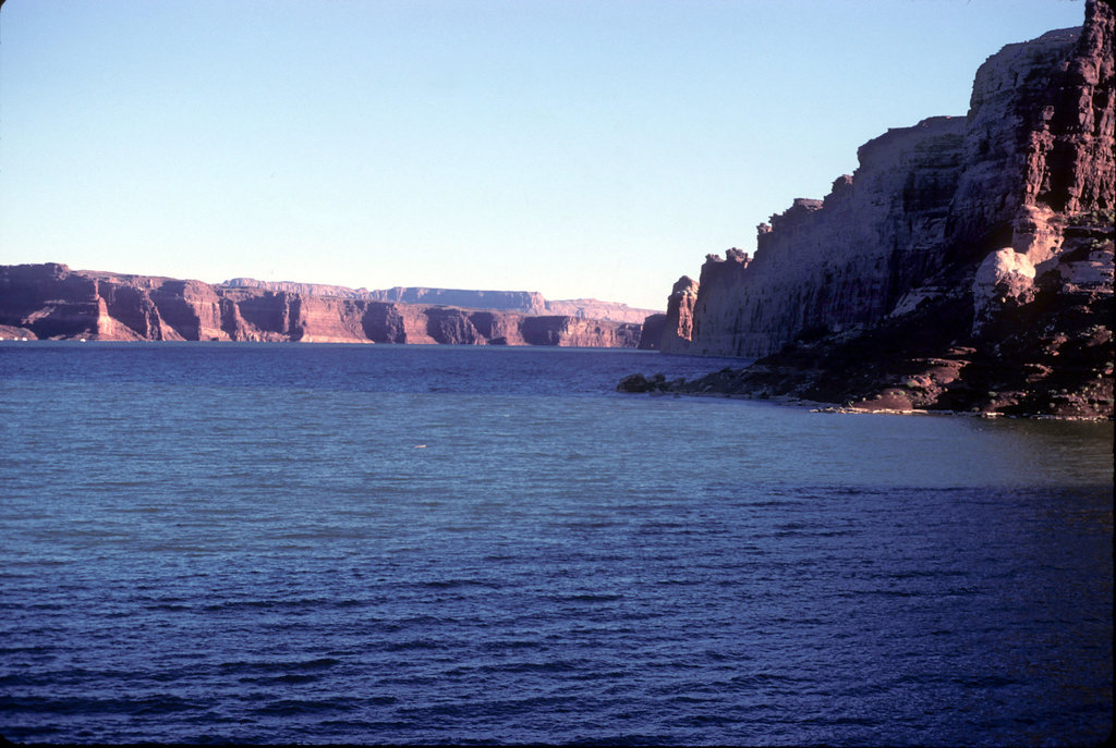 04-lk_powell&Moenkopi_cliffs_ig_adj2