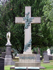 Floral Cross Grave Monument in Woodlawn Cemetery, August 2008