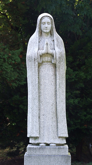 Statue of Mary or a Female Saint (?) in Woodlawn Cemetery, August 2008