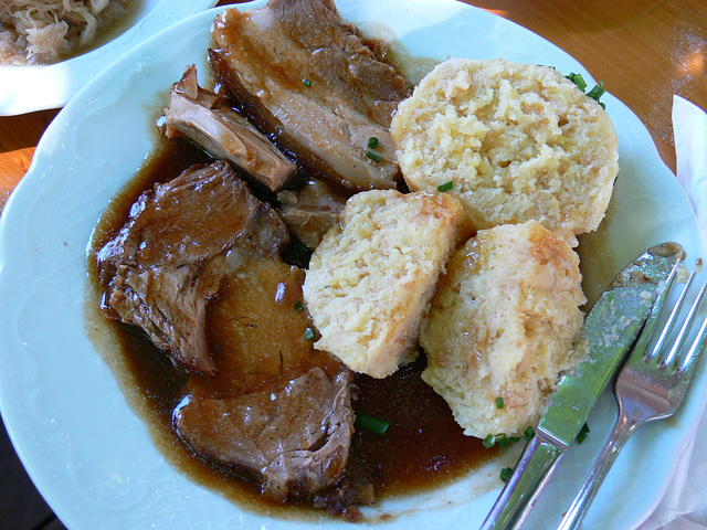 Schweinebraten mit Knödel und Sauerkraut