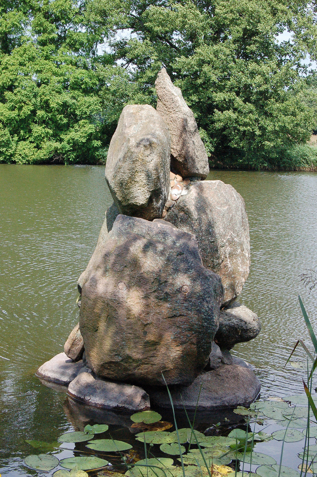 Refarita laŭ desegno, kiun Goeto faris, kiam li vizitis la parkon en Vorlico (Neu gemacht nach einer Zeichnung von Goethe, die dieser anfertigte, als er den Park besuchte)