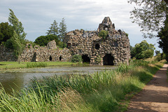 Konstruaĵo kun amfiteatro (Gebäude mit Amphitheater)