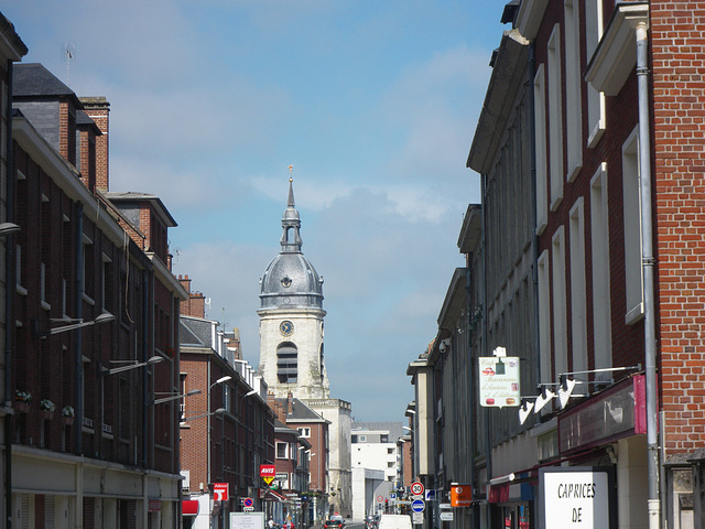 Amiens : rue commerçante vers le beffroi.
