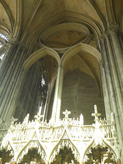 Intérieur de la cathédrale : orfèvrerie de pierre.