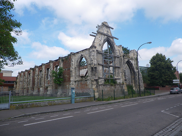 Quartier de Saint-Leu : église en ruine.