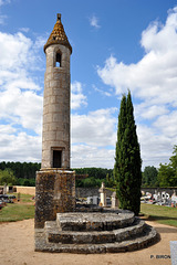 Lanterne des morts (XIIIe S.) du cimetière de Château-Larcher - Vienne