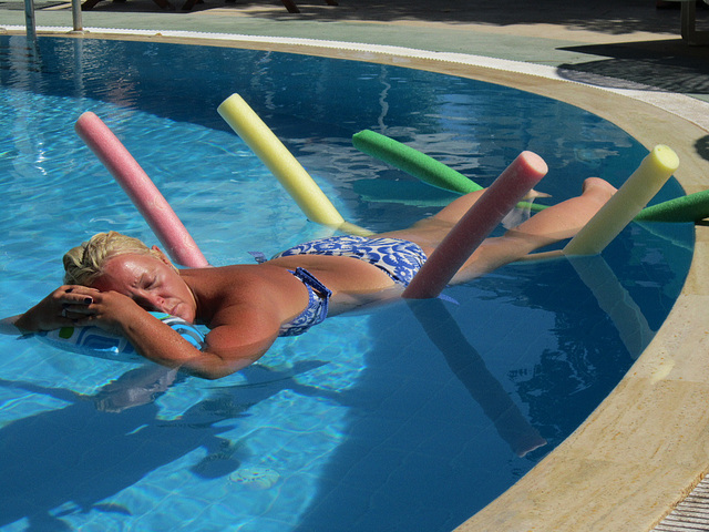 Mandi horizontal in the pool