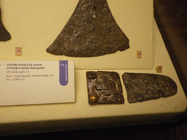Plaque de ceinture damasquinée (VIIe s. ap. J.-C.).