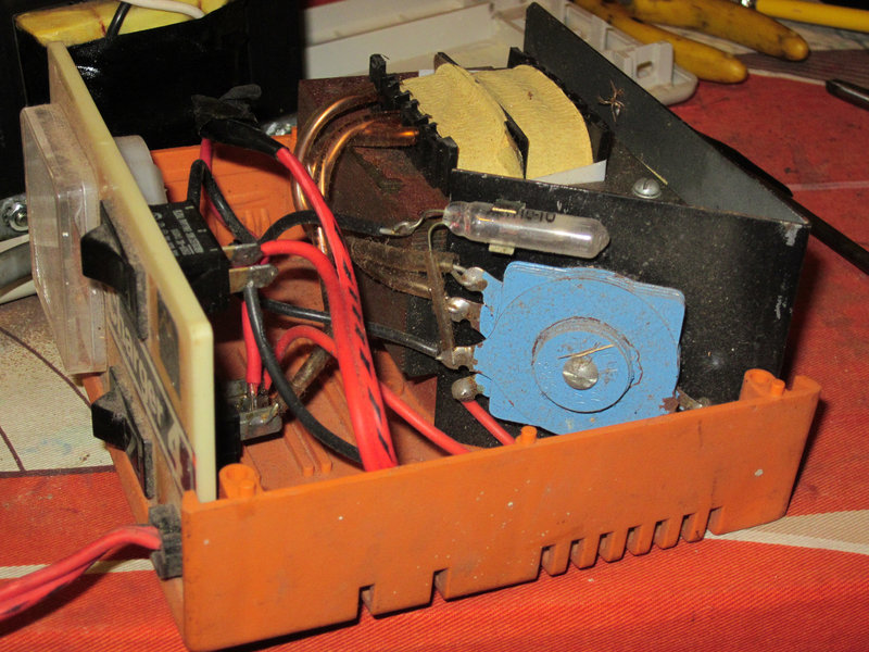 201208CarBatteryCharger 004