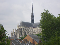 La cathédrale vue des canaux.