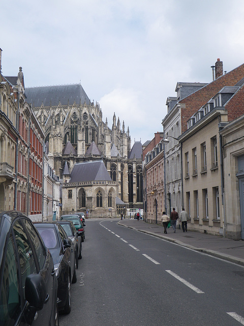 La cathédrale vue du centre-ville.