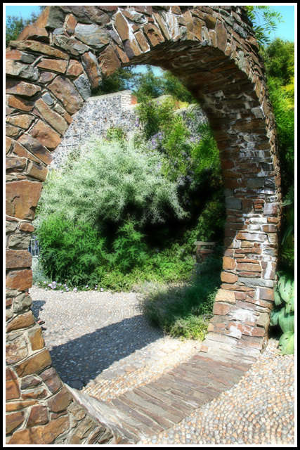 The round gateway