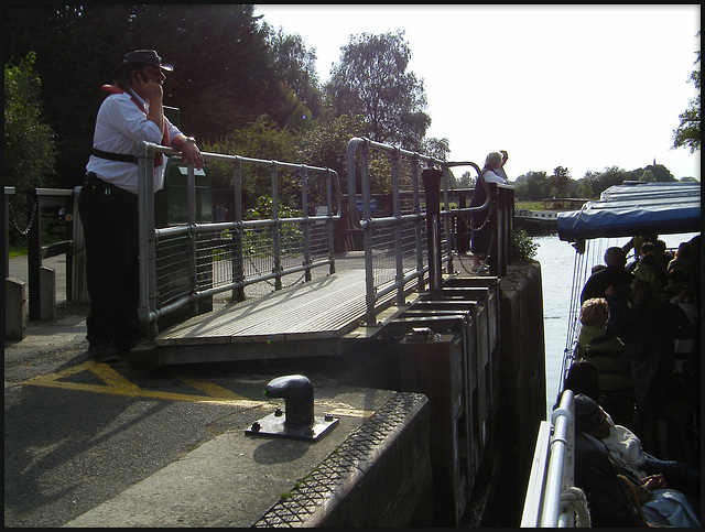 boat leaving Abingdon Lock