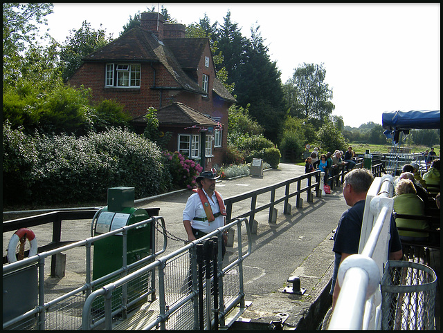 boat arriving at Abingdon Lock