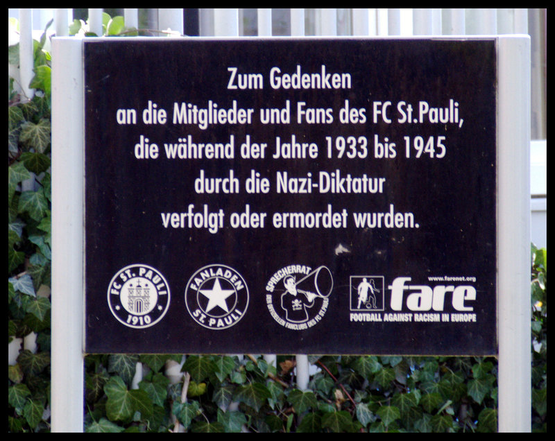 Gedenktafel vor der Südkurve, Millerntor-Stadion, Hamburg