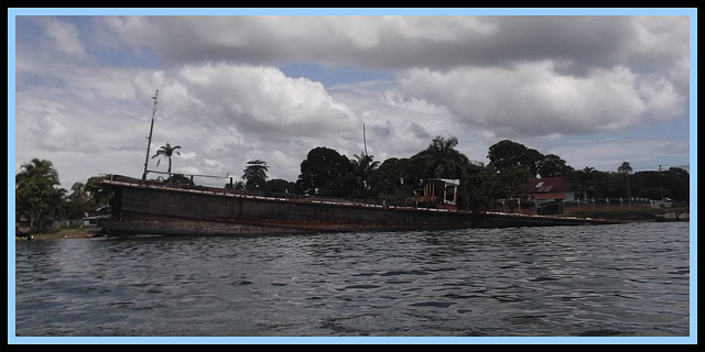 Épave du sud / Naugragio del sur / South wreck .... Recadrage encadré