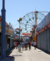 Alley to the Wonder Wheel from Surf Avenue in Coney Island, June 2007