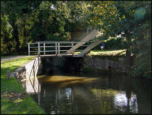 canal lift bridge at Lower Heyford