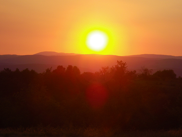 Coucher de soleil sur les collines de Serbie orientale.