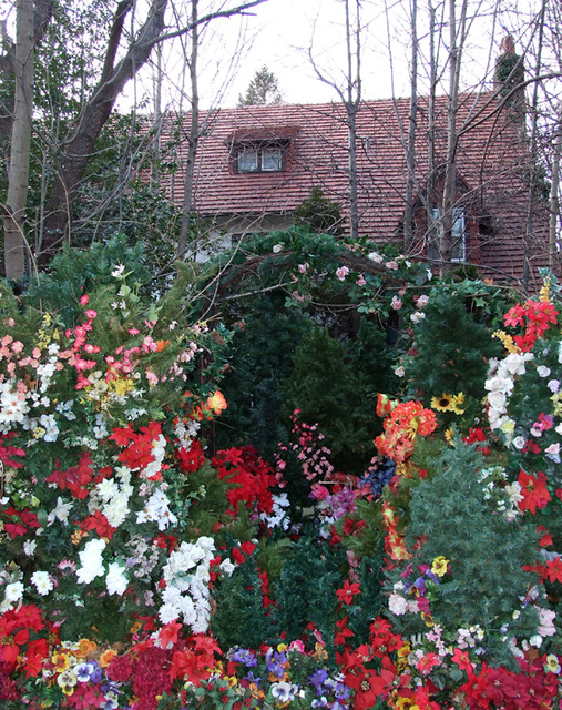 House with Artificial Flowers in Forest Hills Gardens, January 2008