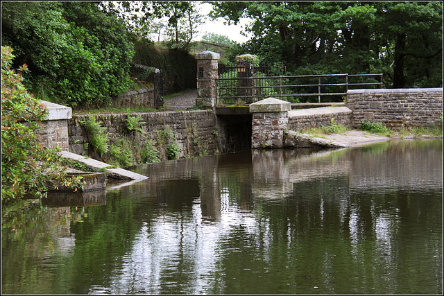 Reservoir spillway