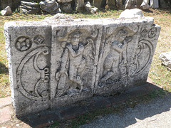Stèle funéraire aux erotes