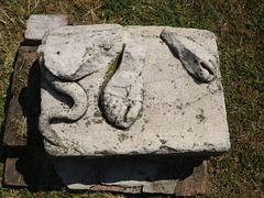 Musée de Pozarevac : pieds de statue avec serpent.