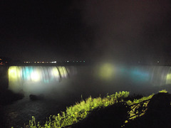 Colourful falls by the night / Chutes aux couleurs nocturnes.