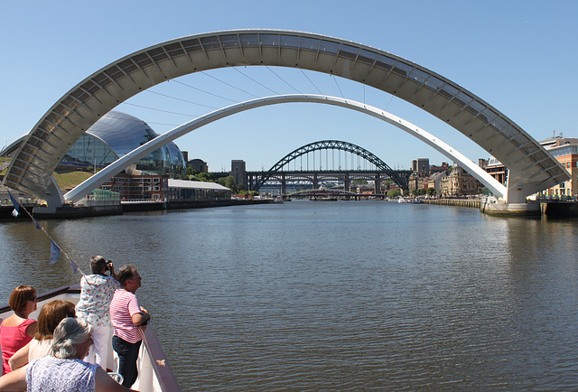 Millenium Bridge, Opened