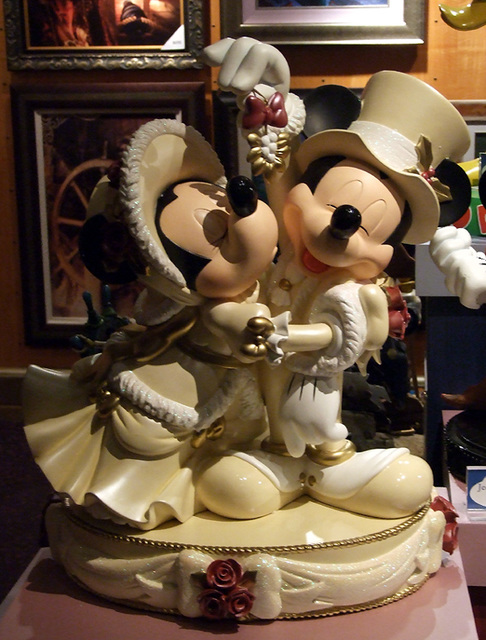 Victorian Christmas Mickey and Minnie Sculpture in the Disney Store in NY, December 2007