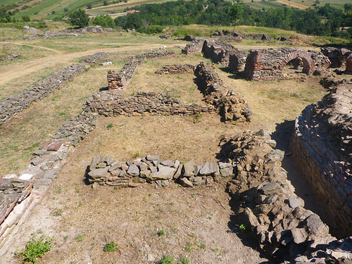 Justiniana Prima : le faubourg de la ville haute vu depuis les remparts.