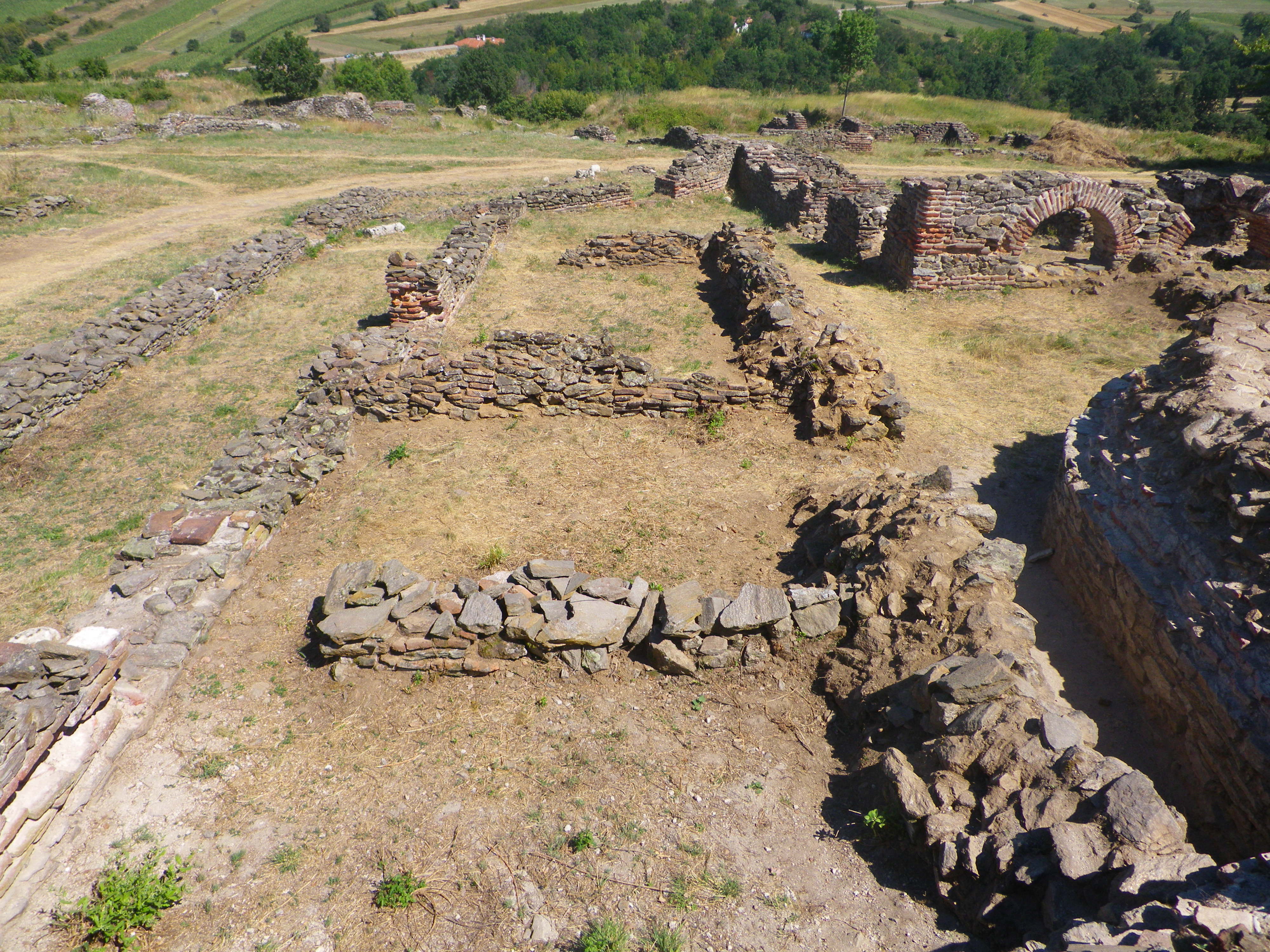 Justiniana Prima : le faubourg de la ville haute vu depuis les remparts.