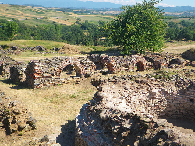 Justiniana Prima : le faubourg de la ville haute vu depuis les remparts 2