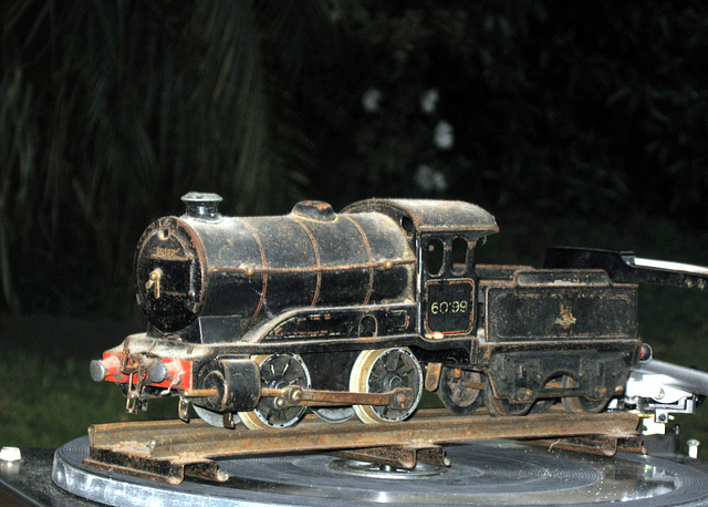 loco_on_turntable