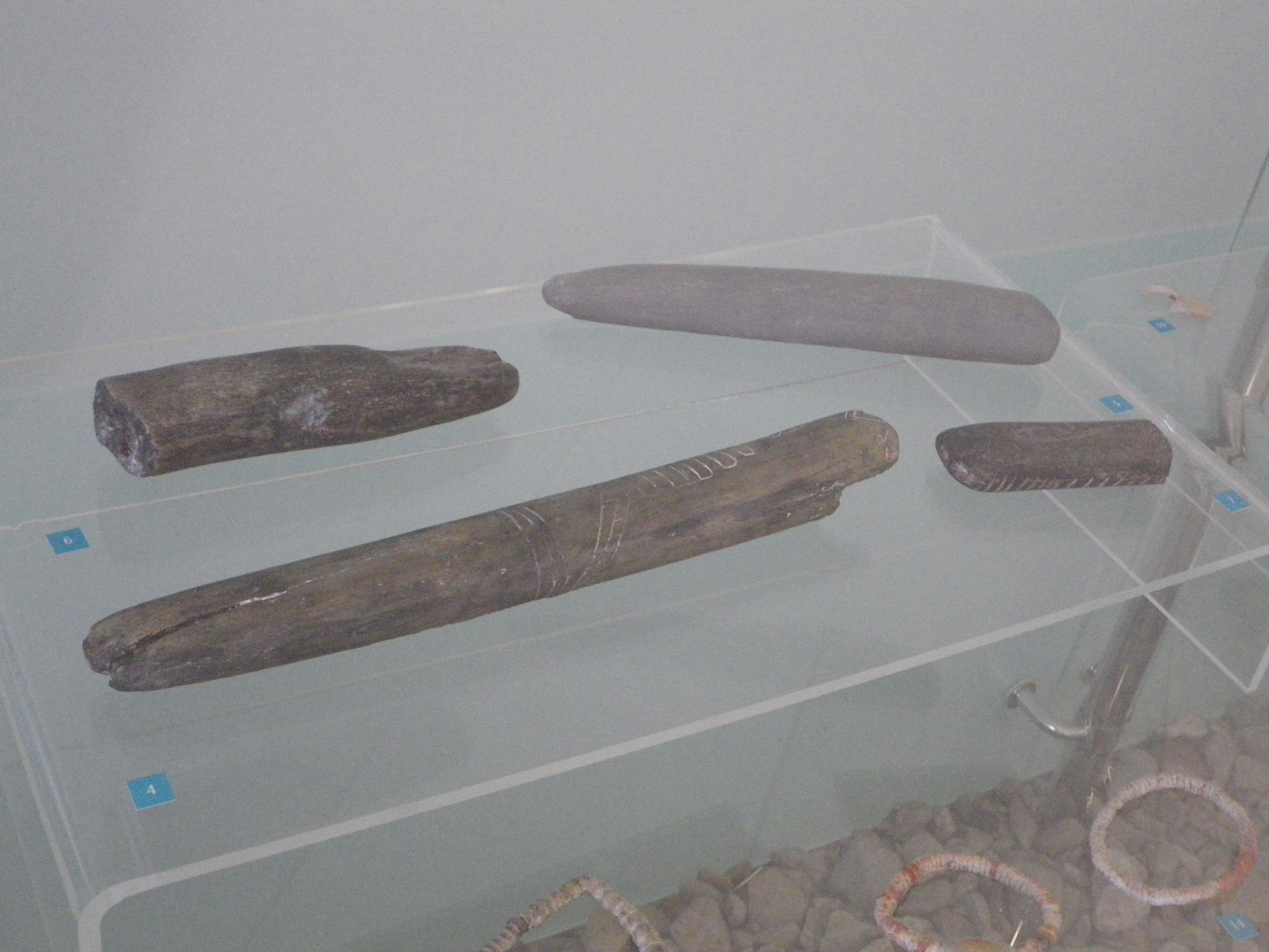 Outils de pierre ornés.