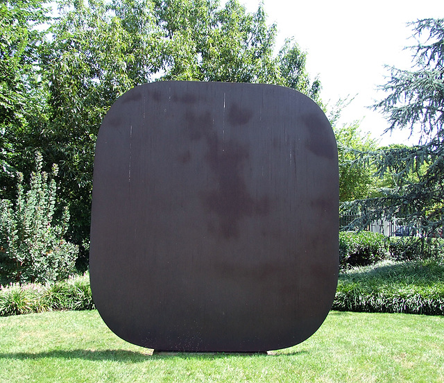 Stele II by Ellsworth Kelly in the National Gallery Sculpture Garden, September 2009