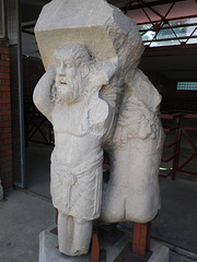 Cadran solaire géant avec statue d'Atlas
