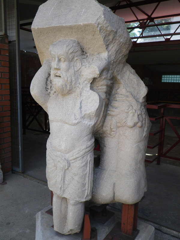 Cadran solaire géant avec statue d'Atlas
