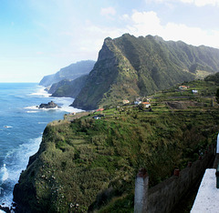 Madeira. Blick entlang der Nord-Küste nach Osten.  ©UdoSm