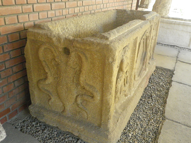 Sarcophage aux serpents affrontés