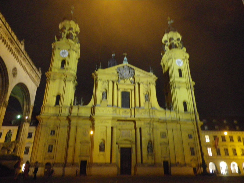 Munich : Theatinekirche.