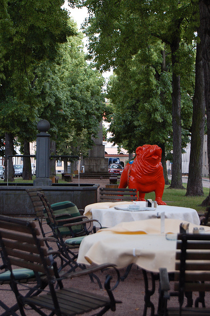 Aleo kun restoracio kaj ruĝa hundo (Alleee mit Restaurant und rotem Hund)