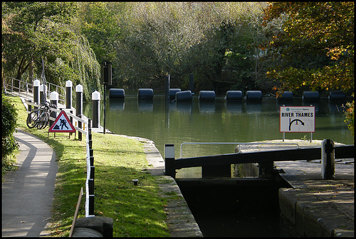 British Waterways senseless boom and jetty at Isis Lock